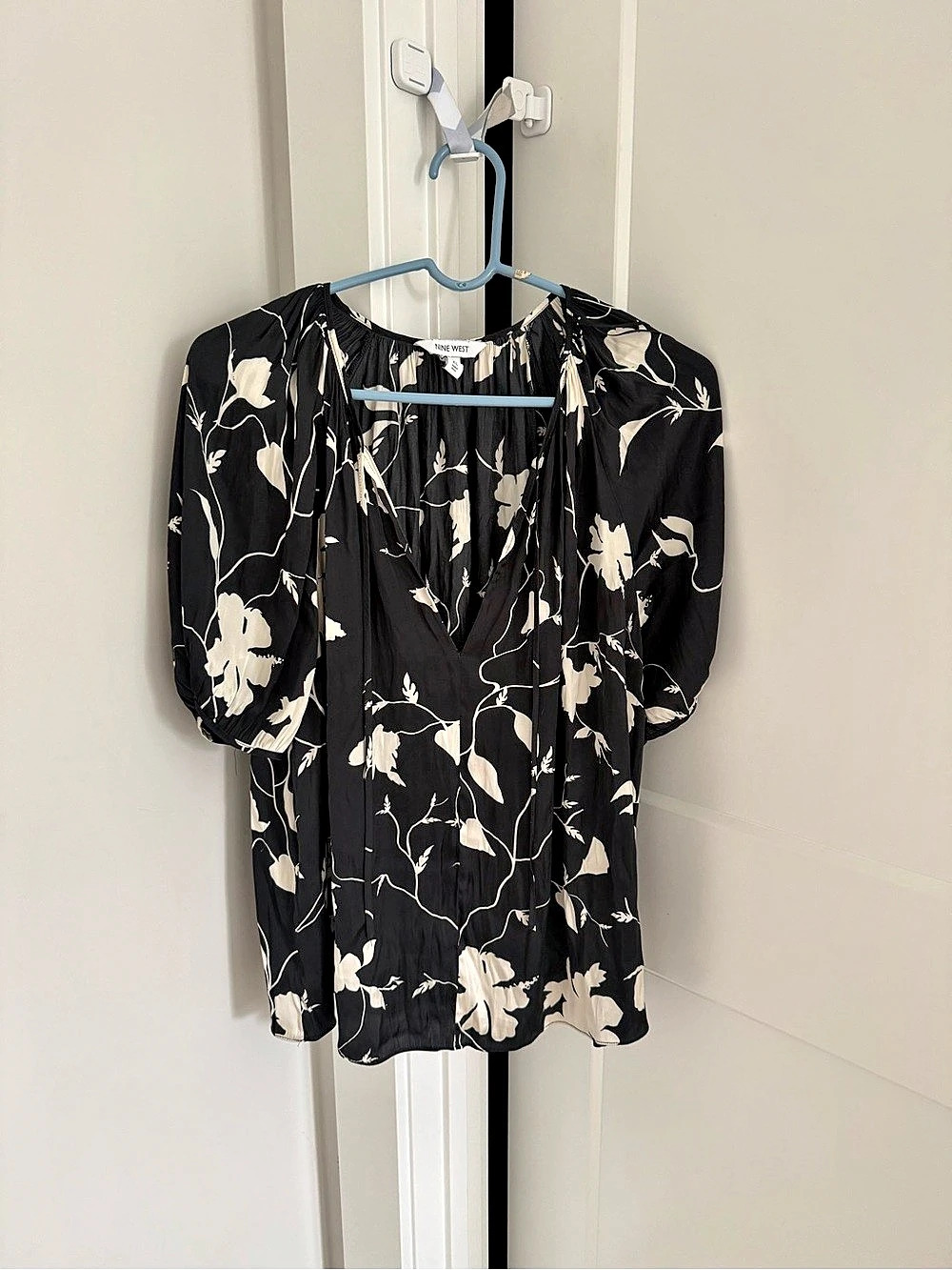 Nine West Floral Blouse in Black & White Size XL Like New